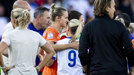 Beth Mead na klinkende EK-zege op geliefde Vivianne Miedema: ’Ik ben er nu ook voor haar’