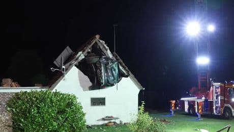 Unfassbare Bilder im Video - Horror-Crash endet 3 Meter über dem Boden