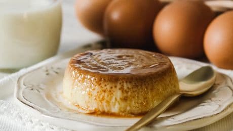 Flan de huevo en el microondas: una receta asequible por menos de 2 €
