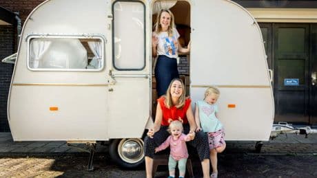 Deze vrouwen trekken erop uit met de camper: ’Zelfs in de file krijgen we leuke reacties’