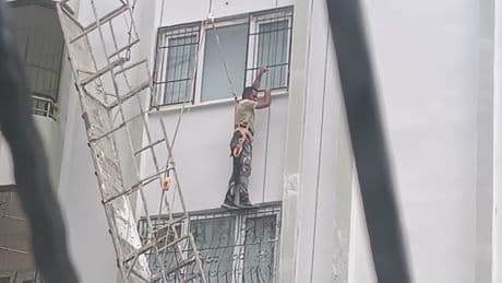 Adana'da inşaat işçisinin halatı koptu: İtfaiye ekiplerince kurtarıldı