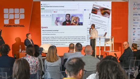 Il giornalismo immersivo di Ft: così un vecchio pc analogico torna in vita con Vision Pro