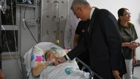 Bakan Memişoğlu'ndan depremde yaralanan vatandaşlara ziyaret
