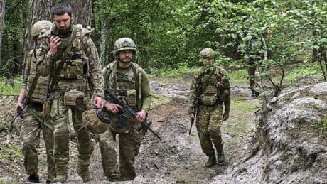 Ucraina, Trump e l'arma del petrolio per il pressing su Putin. Mosca, assedio russo a Sumy con 50 mila uomini