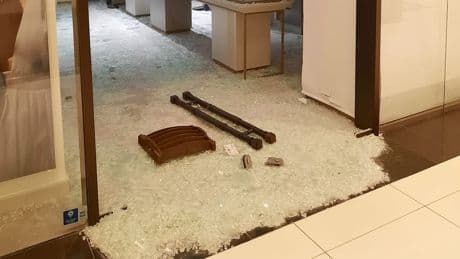 Schmuck aus Berliner Mall geraubt - Blitz-Einbruch von Gullydeckel-Bande