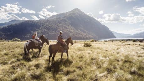 Parmi les taureaux dans le Wyoming, dans la savane sénégalaise ou les sables du Rajahstan : notre sélection de voyages équestres