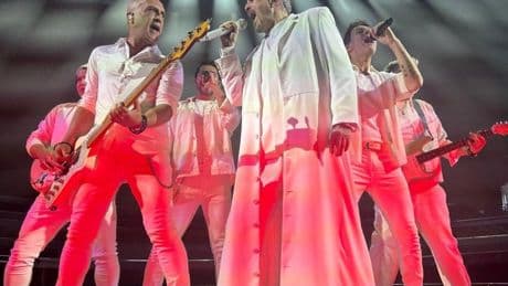 Miguel Bosé canta, baila, tose y triunfa ante las 3.000 almas que se acercaron a Miribilla