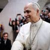 Le pape Léon XIV s’offre un premier bain de foule en papamobile place Saint-Pierre à Rome
