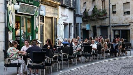 Neue Gebühren in Spaniens Restaurants: Was Urlauber erwartet