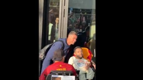 Cristiano Ronaldo sufre un pequeño accidente con un aficionado en silla de ruedas