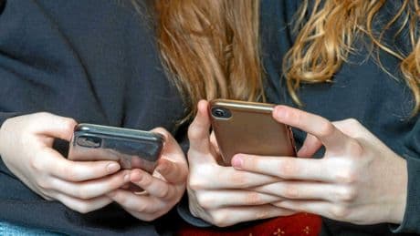 L’Australie interdit les réseaux sociaux aux moins de 16 ans : « Ça ne suffit pas »