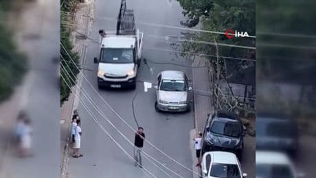 Telde mahsur kalan güvercine kamyonetten yardım