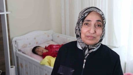 “Gidin ne haliniz varsa görün” dedi: 33 yıldır engelli kızına tek başına bakıyor!