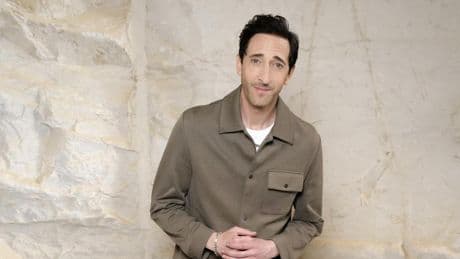 Adrien Brody, elegancia minimalista en el espacio más mágico de Atenas