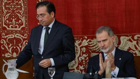 Albares pide, ante el Rey, a los nuevos diplomáticos que trabajen por la oficialidad del catalán, vasco y gallego en la UE