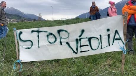 Hautes-Alpes: une manifestation contre Véolia organisée à Baratier sur le rond-point des Orres