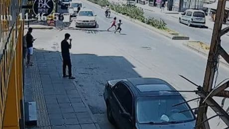 Mersin'de feci kaza! Motosikletin çarptığı 2 küçük kardeşten biri öldü