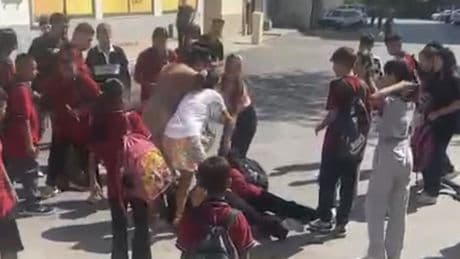 12 yaşındaki kız çocuğuna akran zorbalığı! 10 kişilik grup tarafından acımasızca darbedildi