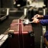 Kind (2) kruipt op bagageband in luchthaven New Jersey en rolt met koffers mee