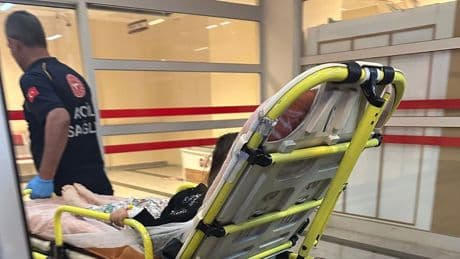 Hareket halindeki otomobilden düşen çocuk yaralandı
