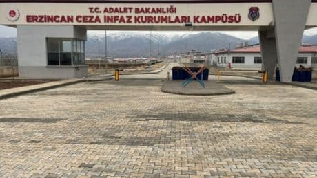 Hücrede tutulan Fırat Erbağa'nın ablası, cezaevindeki hak ihlallerini anlattı