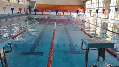 Cuatro niños hospitalizados y uno en coma por una fuga de cloro en una piscina de Roma