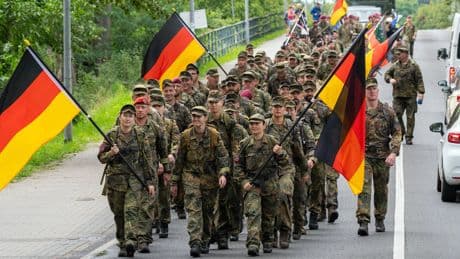 Porträt: Wehrertüchtigung des Tages: Wandern mit Fahne