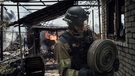 Guerre en Ukraine : dans le Donbass, des pompiers sous la menace constante des drones