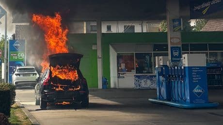 Brandgefährliche Szenen - Auto fackelt an Tanke ab – direkt neben Zapfsäulen!