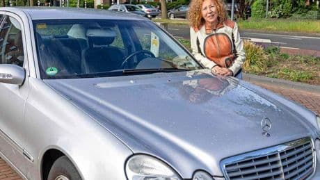 Iris kocht jaren na overlijden van haar vader zijn auto weer terug: ‘Het is soms alsof hij weer naast me zit’