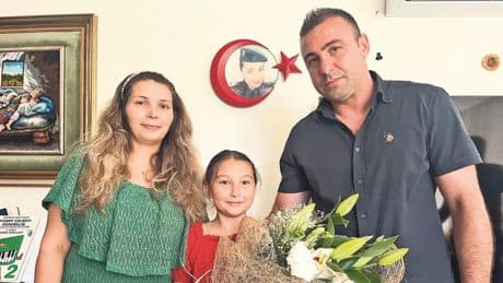 Kardeşim bayrağı kızıma devretti