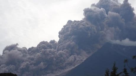 Guatemala’daki Fuego Yanardağı patladı