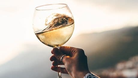 Diese 25 Fettnäpfchen sollte jeder meiden, der den Weinkenner geben will