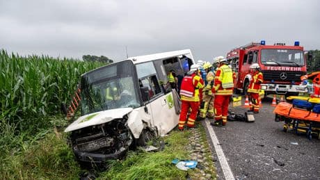 Eine Tote, sechs Verletzte - Senioren-Bus verunglückt auf dem Weg zur Tagespflege