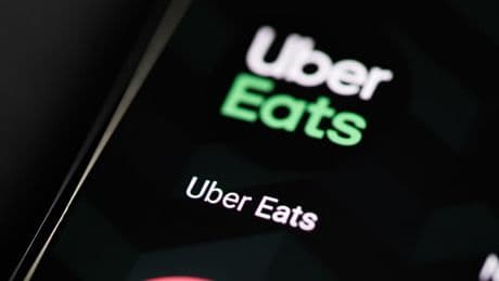 Uber Eats va ajouter de l'IA pour rendre les plats plus appétissants (et montre des exemples avant/après)