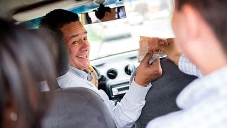 Trinkgeld im Taxi: So viel ist für eine Fahrt üblich und angemessen