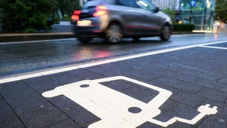 Mobilität und Umweltschutz: Fraunhofer-Institut zerpflückt E-Auto-Mythen
