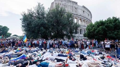 La piazza anti-riarmo (con pochi dem). Parolin: «Un bene che ci si mobiliti»