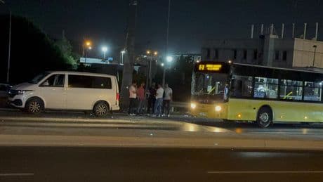 Pendik'te facianın eşiğinden dönüldü: İETT otobüsü ticari araca çarptı