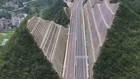 Weltrekord? - China spaltet Berg für Mega-Brücke