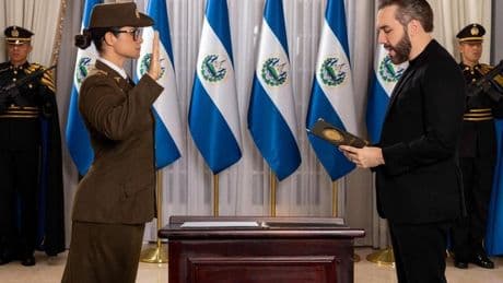 El Salvador militariza la educación