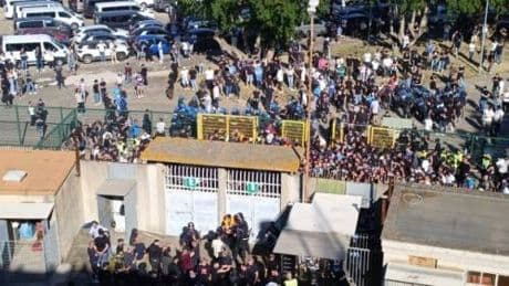 Tensioni fuori lo stadio, petardi e match sospeso. Caos in Lecce-Napoli