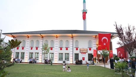 Depremde hasar alan cami yeniden inşa edildi