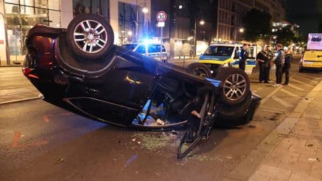 Er bekam die Kurve nicht - Betrunkener landet am Berliner Kudamm auf dem Dach