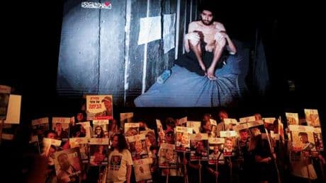 La mise en scène macabre des derniers otages détenus par le Hamas à Gaza choque la société israélienne
