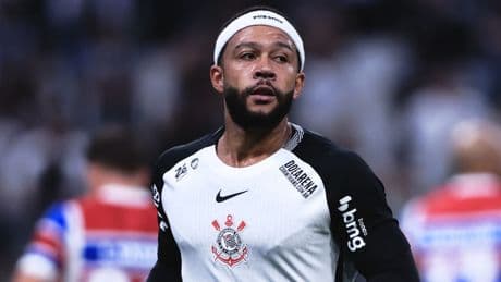 Depay terug op trainingsveld in Brazilië, lijkt op tijd fit voor duels met Oranje