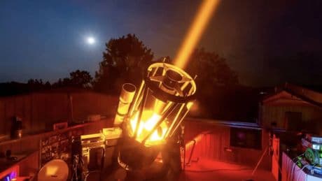 China dispara un rayo láser hacia el espacio e 'impacta' contra un objeto a 130.000 km de distancia