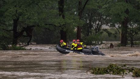 Das Wunder von Texas - Zwei Mädchen drei Tage nach Sturzflut aus Baum gerettet