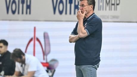 Fußball-Bundesliga: Auch bei Abstieg: Hecking bleibt Bochum-Trainer