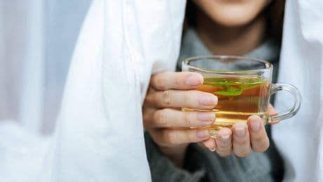 La infusión nocturna que reduce la retención de líquidos y combate la hinchazón matinal